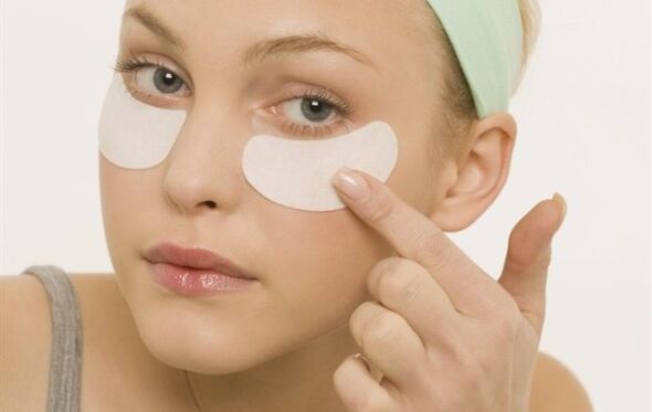 rajeunissement de la peau autour des yeux à l'aide de patchs