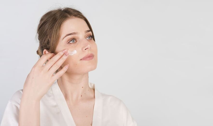 procédure d'application de la crème sur la peau du visage