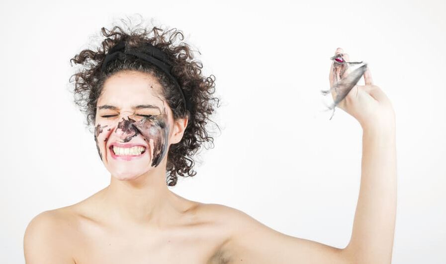 une femme effectue un traitement rajeunissant de la peau du visage