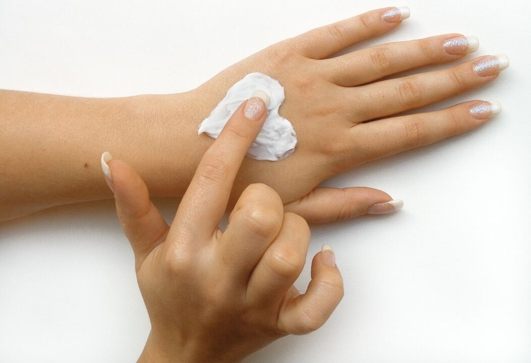 crème pour les mains pour le rajeunissement de la peau